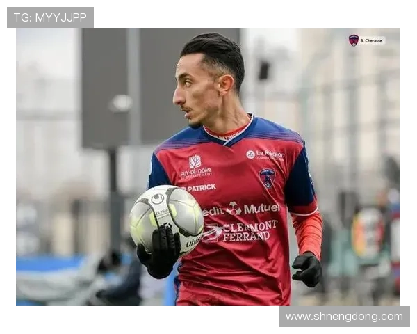 克莱的魅力吸引了众多足球明星的喜爱与追随